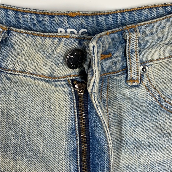 UO BDG Drew High Rise Cheeky Short Denim - Picture 3 of 6